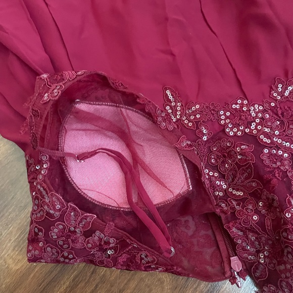 Wine red prom dress with leg slit. Size US12, great condition, only wore once - Picture 4 of 6